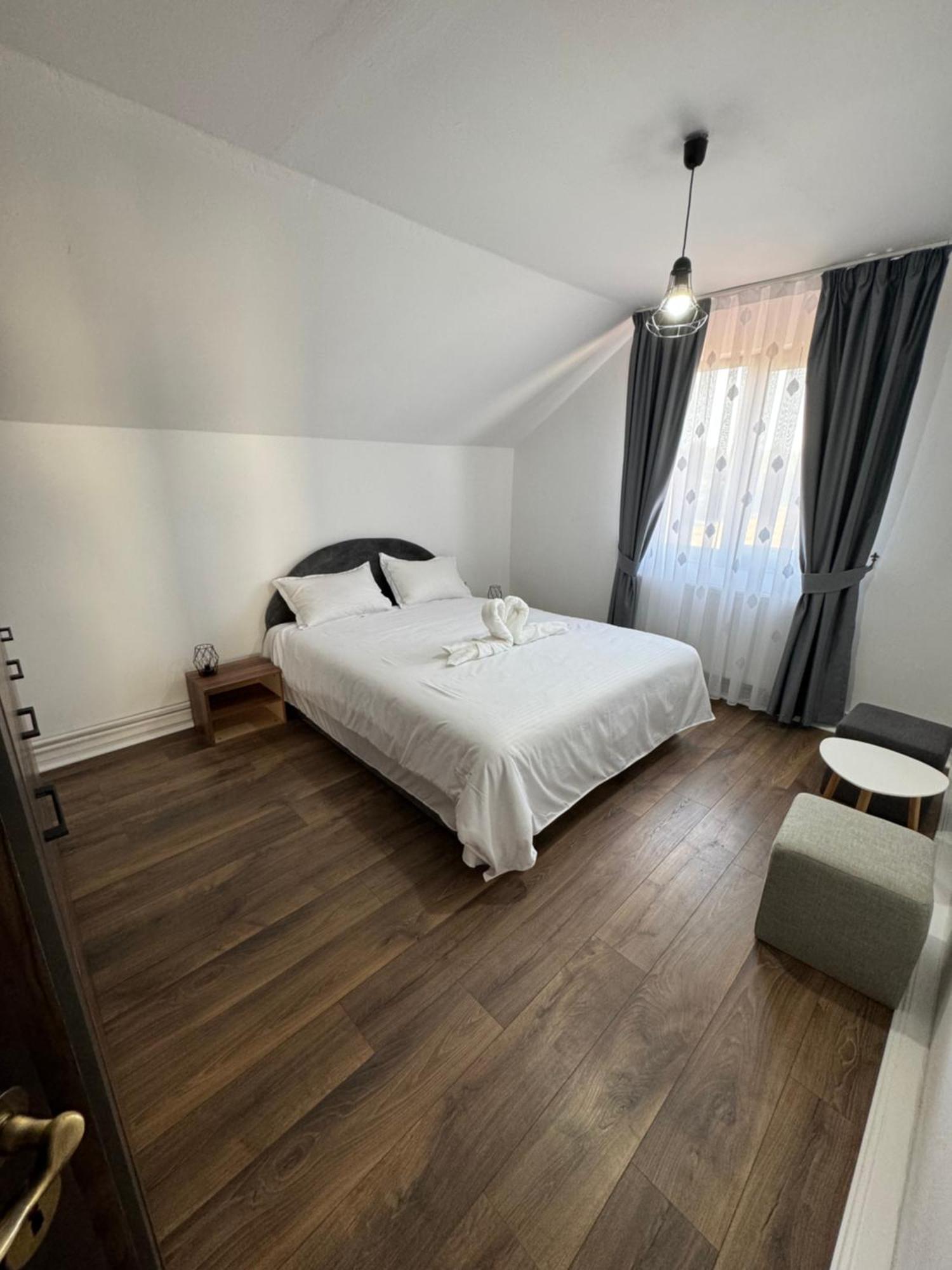 Casa Casy Villa Орадеа Екстериор снимка